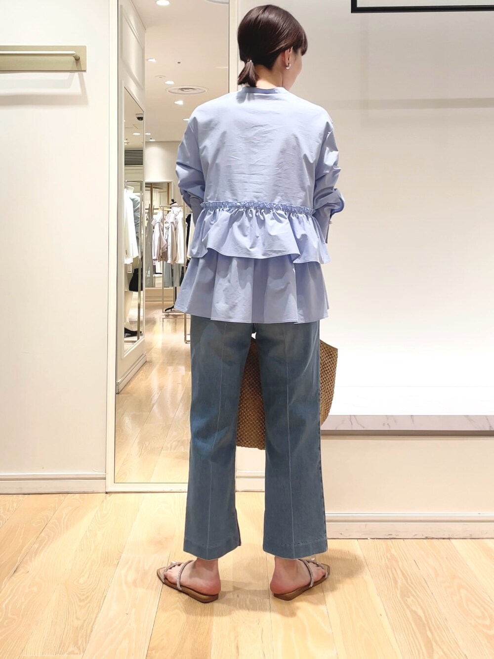 「ブラウス、ぺプラムトップス、ぺプラム、フリル、青シャツ、ワントーンコーデ、デニム、デニムパンツ、スカーフアレンジ、マニプリ、manipuri、お出かけコーデ、春のNewスタイル」|「NOLLEY’S Sophiのペプラムシャツブラウス(シャツ/ブラウス、ブルー系)」を使った、yamaguchiさん(レディース・163cm)の春コーディネートの5枚目の写真