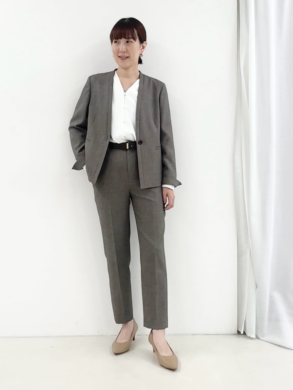 ベージュ系のノーカラージャケット、ホワイト系のシャツ/ブラウス、ベージュ系のその他パンツを着用したレディースの秋コーディネートの5枚目の写真