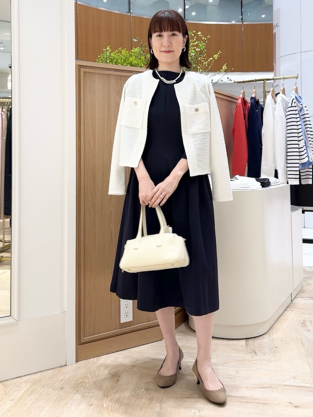 「ジャケット、ワンピース、ワンピーススタイル、お呼ばれスタイル、お呼ばれ、セレモニー、セレモニーコーデ、入学式コーデ、入学式、パールネックレス、パールアクセ、ボストンバッグ、バッグ、フレアワンピース、ネイビー」|「grace grace の【grace grace/グラスグラス】シェルパールオーバーショートネックレス(ネックレス、ホワイト系)」を使った、yamaguchiさん(レディース・163cm)の春コーディネートの4枚目の写真