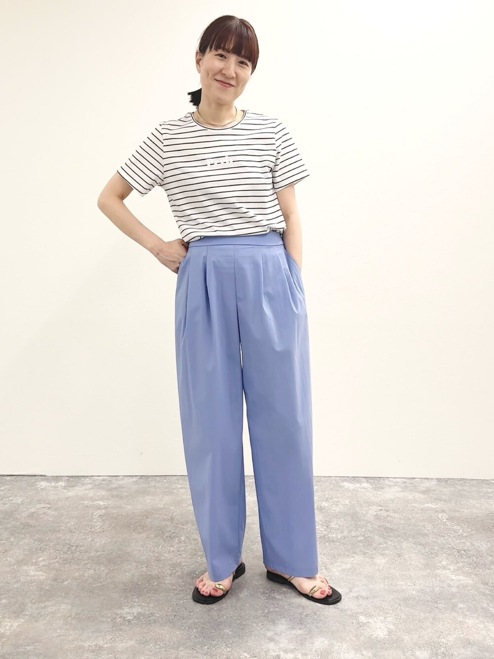 ホワイト系のTシャツ/カットソー、ブラウン系のサンダル、ブルー系のその他パンツを着用したレディースの夏コーディネートの10枚目の写真