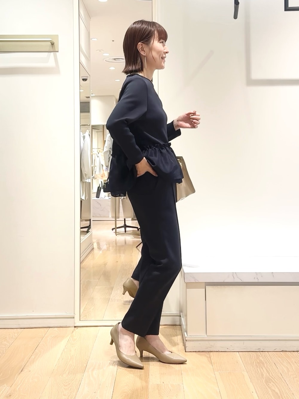 ベージュ系のトートバッグ、ブルー系のその他パンツ、ブルー系のTシャツ/カットソーを着用したレディースの春コーディネートの5枚目の写真