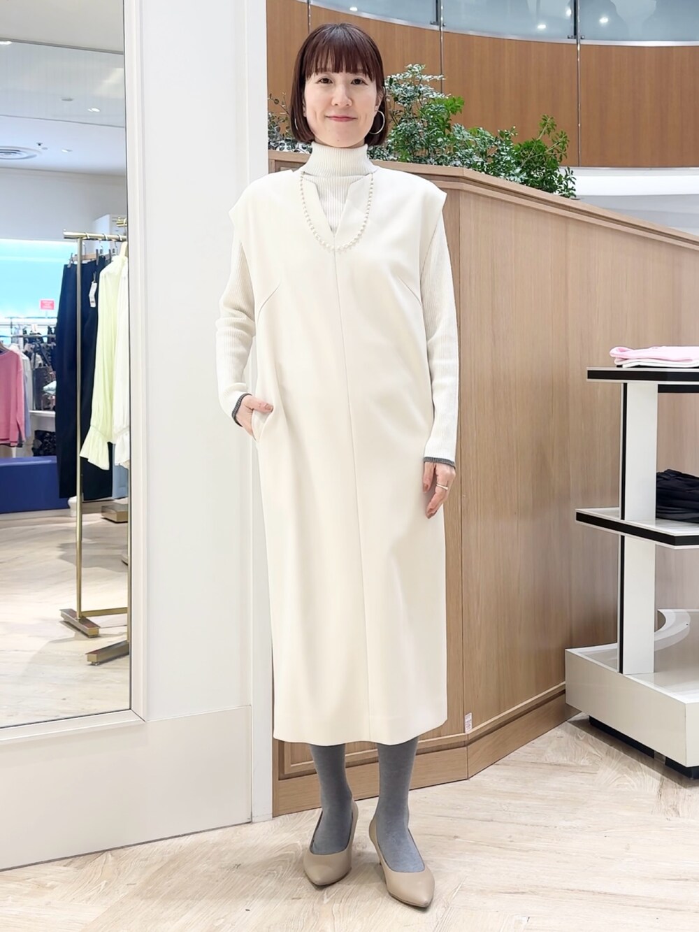 ホワイト系のその他トップス、ホワイト系のワンピース、ホワイト系のネックレスを着用したレディースの冬コーディネートの4枚目の写真