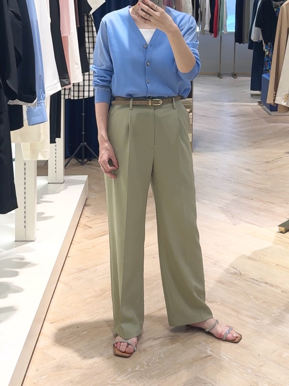 「カーディガン、カーディガンコーデ、シアー、シアートップス、シアーニット、ワイドパンツ、パンツスタイル、パンツ、パンツコーデ、夏服、夏服コーデ、お仕事コーデ、ブルーコーデ、ブルべ夏」|「NOLLEY’Sの【PR林☆別注カラーあり】ウォッシャブルツイルストレッチ愛されワイドパンツ(その他パンツ、グリーン系)」を使った、yamaguchiさん(レディース・163cm)の春コーディネートの8枚目の写真