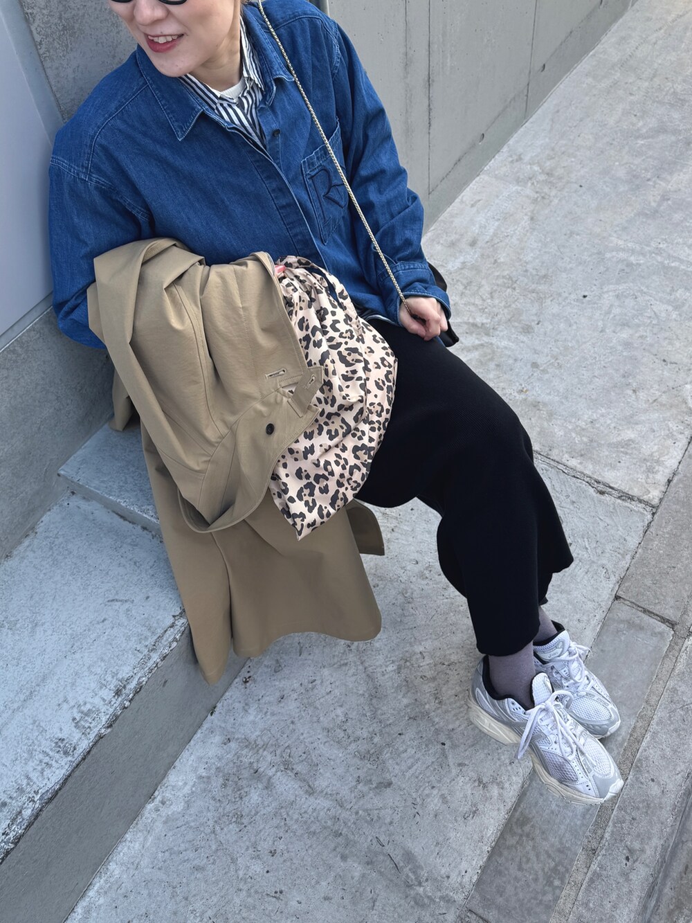 「メガネ女子、デニムコーデ、ニットスカート、スカートスタイル、スカート、スニーカーコーデ、スニーカー、シャツスタイル、レイヤード、レイヤードスタイル、ストライプシャツ、ストライプ、レオパード、ひょう柄」|「Rie Millerの【RM denim】刺繍入りビッグデニムシャツ(シャツ/ブラウス、ブルー系)」を使った、yamaguchiさん(レディース・163cm)の冬コーディネートの9枚目の写真
