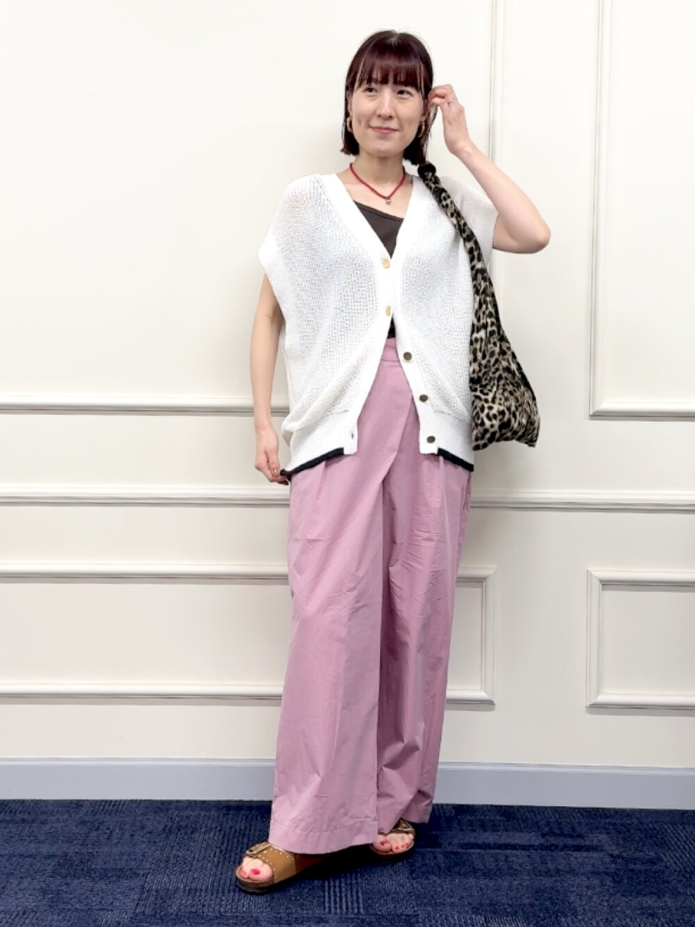 ブラウン系のタンクトップ、ピンク系のその他パンツ、その他のエコバッグ/サブバッグを着用したレディースの春コーディネートの4枚目の写真