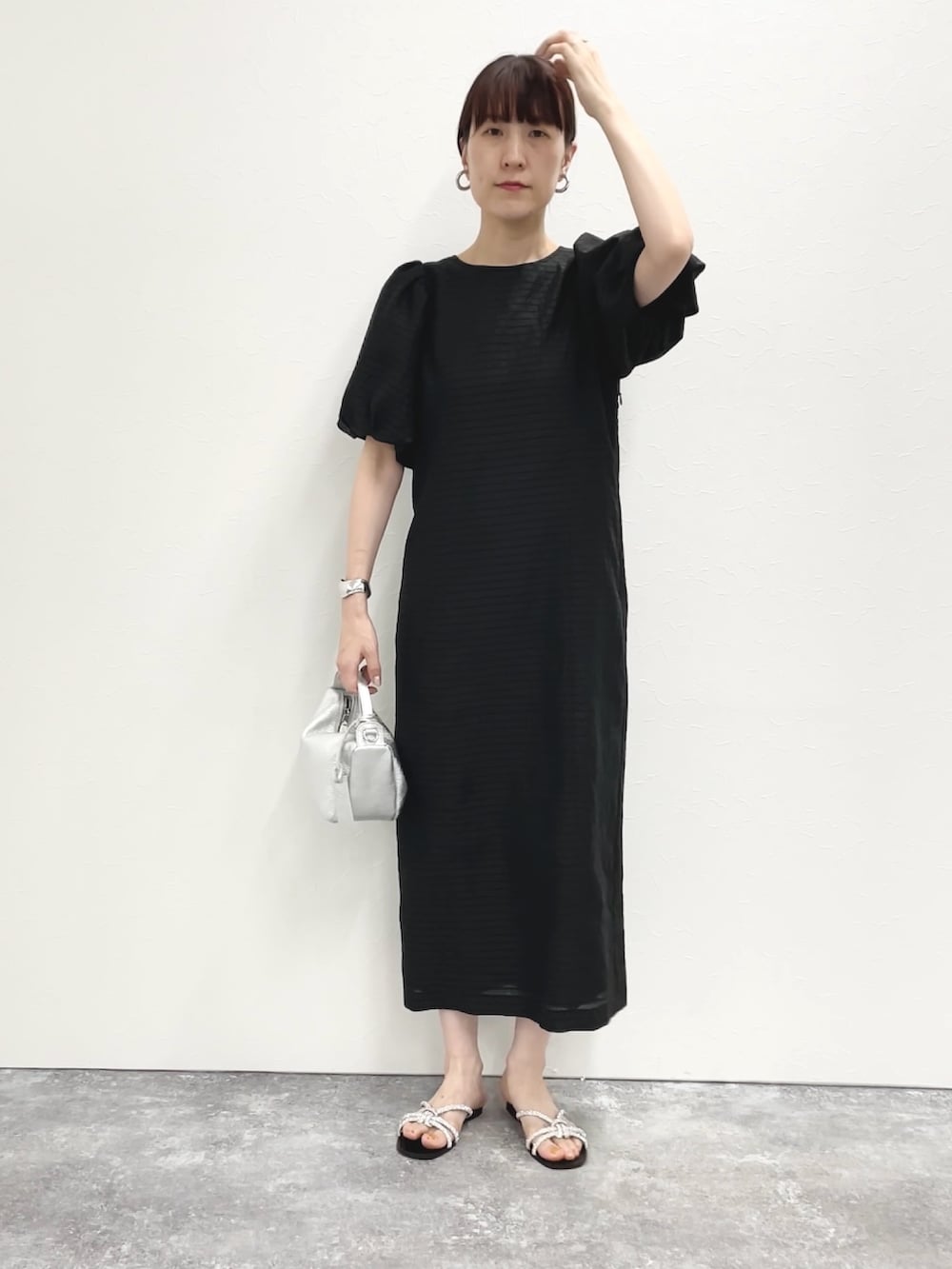 「ワントーンコーデ、ワンピース、ワンピーススタイル、ブラック、黒ワンピ、シルバー、パフスリーブ、袖ボリューム、袖コンシャス、大人カジュアル、シンプルコーデ、春夏コーデ」｜「LAURA DI MAGGIOの【LAURA DI MAGGIO/ ラウラディマッジョ】オープンハンドルショルダーバッグ（ショルダーバッグ、シルバー系）」を使った、yamaguchiさん（レディース・163cm）の春コーディネートの2枚目の写真
