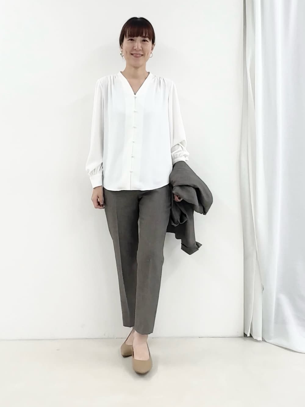 ベージュ系のノーカラージャケット、ホワイト系のシャツ/ブラウス、ベージュ系のその他パンツを着用したレディースの秋コーディネートの4枚目の写真
