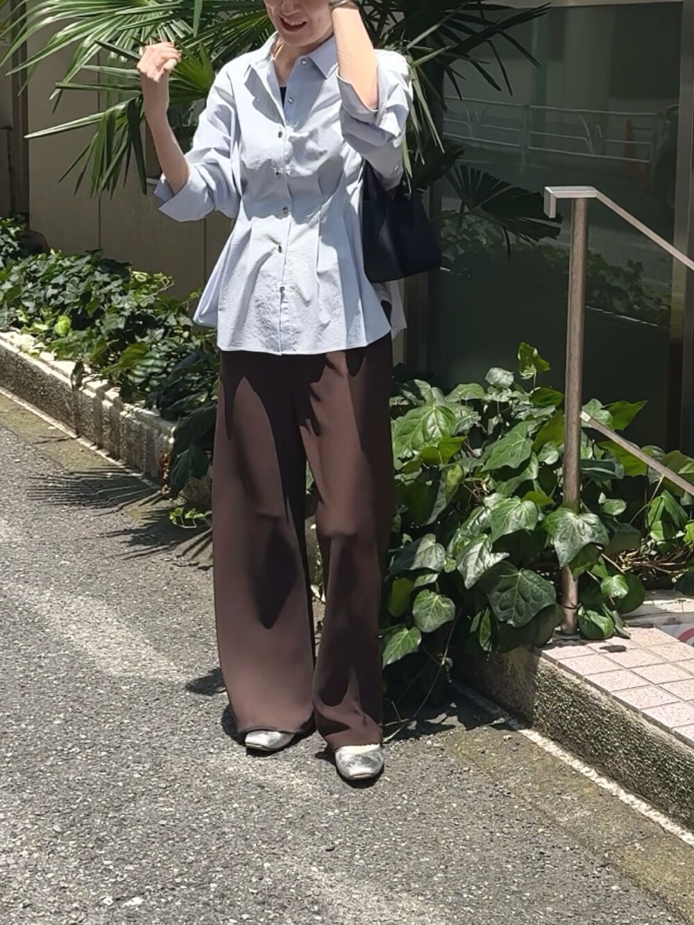 ブラウン系のその他パンツ、ブルー系のシャツ/ブラウス、ブラック系のショルダーバッグを着用したレディースの夏コーディネートの6枚目の写真