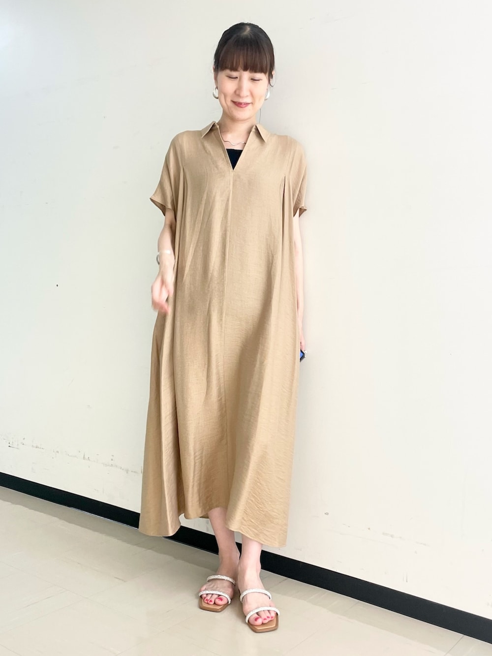 「ワンピース、ワンピーススタイル、シャツワンピ、ベーシュ、ビルケンシュトック、ビーサン、スキッパー、夏コーデ、楽チンコーデ、ワントーンコーデ、夏服コーデ、シンプルコーデ」｜「BIRKENSTOCKのアイテム（ビーチサンダル、ブラック系）」を使った、yamaguchiさん（レディース・163cm）の夏コーディネートの5枚目の写真