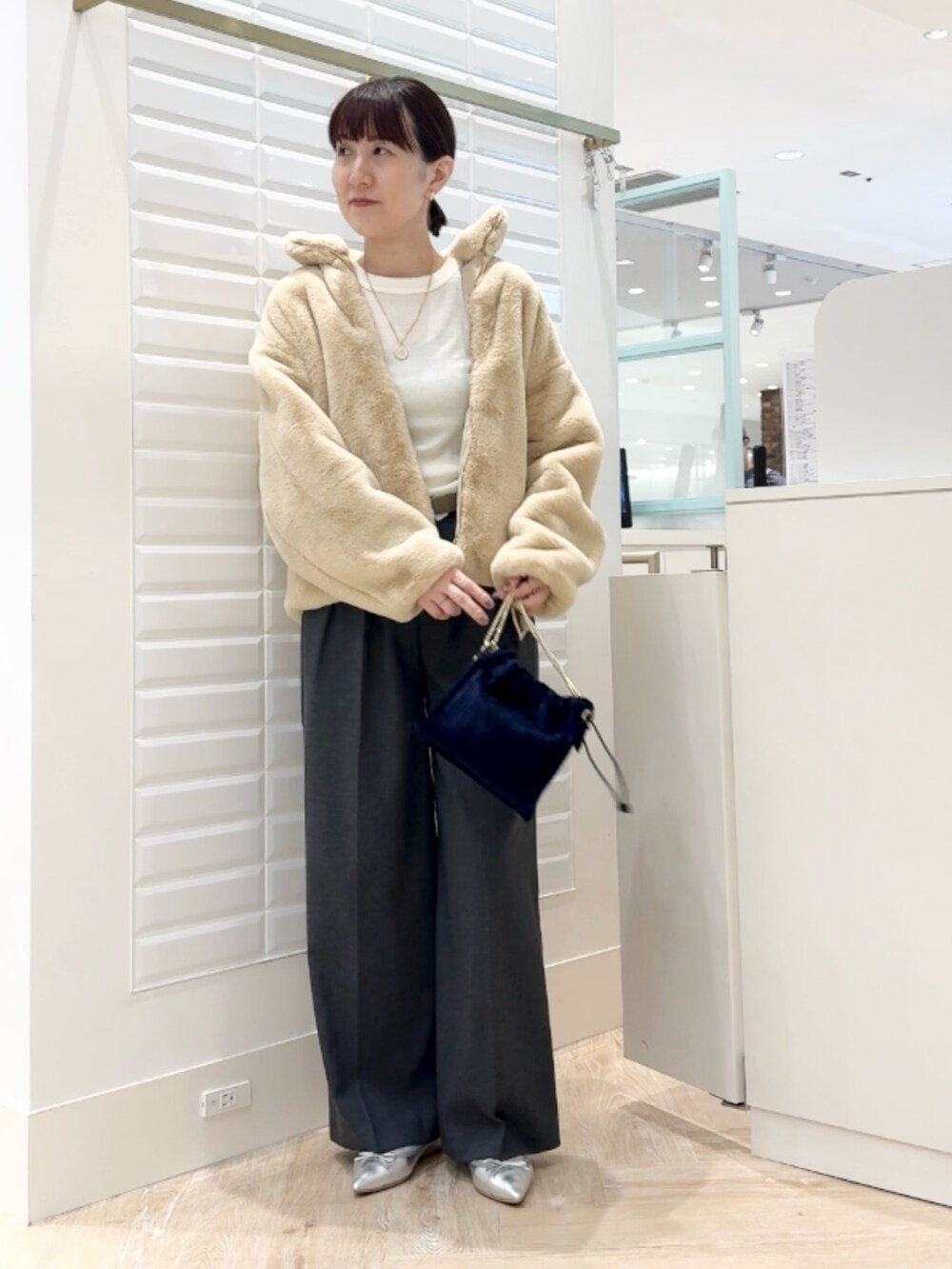 「タトラス、TATRAS、ファー、ファーコート、エコファー、フェイクファー、ショートコート、パンツコーデ、冬アウター、淡色コーデ、ゆるコーデ、大人ガーリー、大人かわいい」|「Kassiopeaの【kassiopea /カシオペア】ミニチェーンショルダー made in Italy(ショルダーバッグ、ブルー系)」を使った、yamaguchiさん(レディース・163cm)の秋コーディネートの4枚目の写真