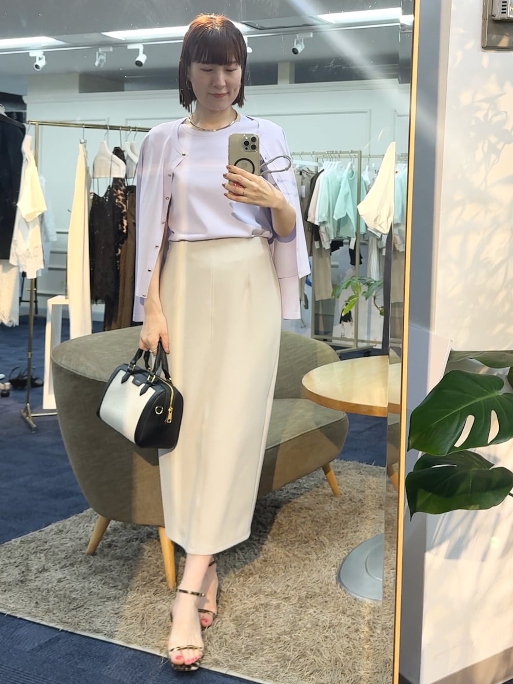 ブラック系のボストンバッグ、パープル系のカーディガン/ボレロ、パープル系のニット/セーターを着用したレディースの春コーディネートの2枚目の写真