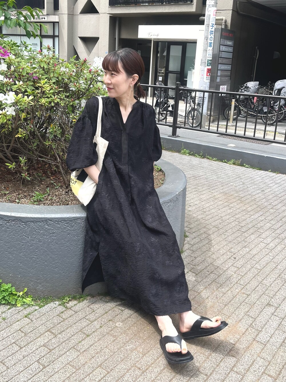 「ボリューム袖、ワンピース、ワンピーススタイル、ワンピース×スニーカー、ワンピースコーデ、ブラック、シンプルコーデ、初夏コーデ、休日スタイル、ワントーンコーデ、カジュアルコーデ、サンダル、トートバッグ、大人可愛い」｜「MOHIの【MOHI/ モヒ】◇【WEB限定】トングサンダル（サンダル、ブラック系）」を使った、yamaguchiさん（レディース・163cm）の春コーディネートの2枚目の写真