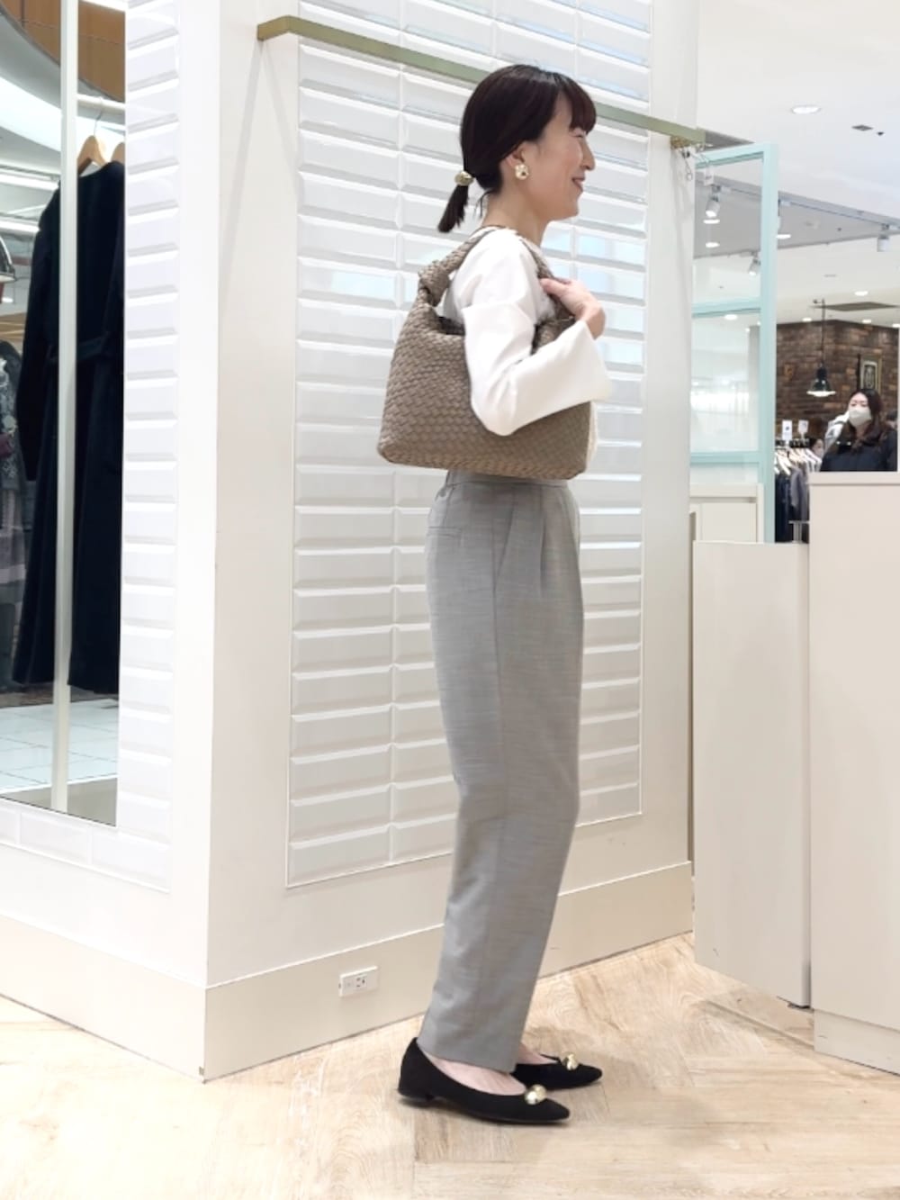 グレー系のその他パンツ、ホワイト系のシャツ/ブラウス、グレー系のショルダーバッグを着用したレディースの冬コーディネートの5枚目の写真