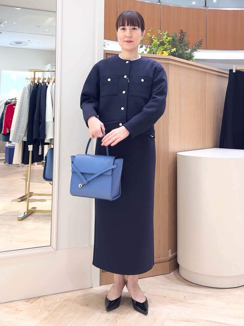 「シンプル、オトナ女子、通勤コーデ、セレモニーコーデ、大人ファッション、セットアップ、入学式、卒業式、オケージョン、スーツ、スーツスタイル、ネイビー、タイトスカート」｜「NOLLEY’Sのクロスベルトカブセバッグ（ショルダーバッグ、ブルー系）」を使った、yamaguchiさん（レディース・163cm）の冬コーディネートの8枚目の写真