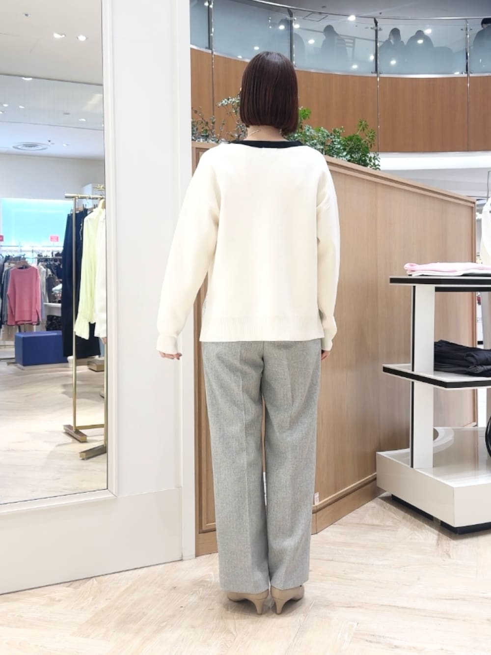 グレー系のその他パンツ、ホワイト系のシャツ/ブラウス、ホワイト系のカーディガン/ボレロを着用したレディースの冬コーディネートの3枚目の写真
