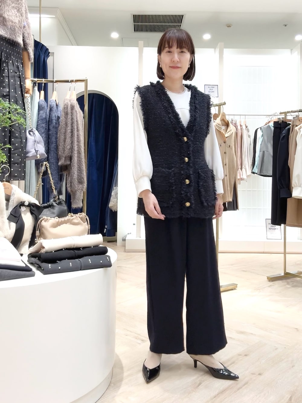 「ベスト、フリンジ、ジレ、ジレスタイル、ニットベスト、ツイード、ワントーンコーデ、フォーマル、フォーマル/セレモニー、セレモニーコーデ、オケージョン、お出かけコーデ、七五三、オフィスカジュアル、レイヤードスタイル」｜「NOLLEY’Sの《セットアップ対応》ウォッシャブルダブルクロスワイドパンツ（その他パンツ、ブルー系）」を使った、yamaguchiさん（レディース・163cm）の秋コーディネートの2枚目の写真