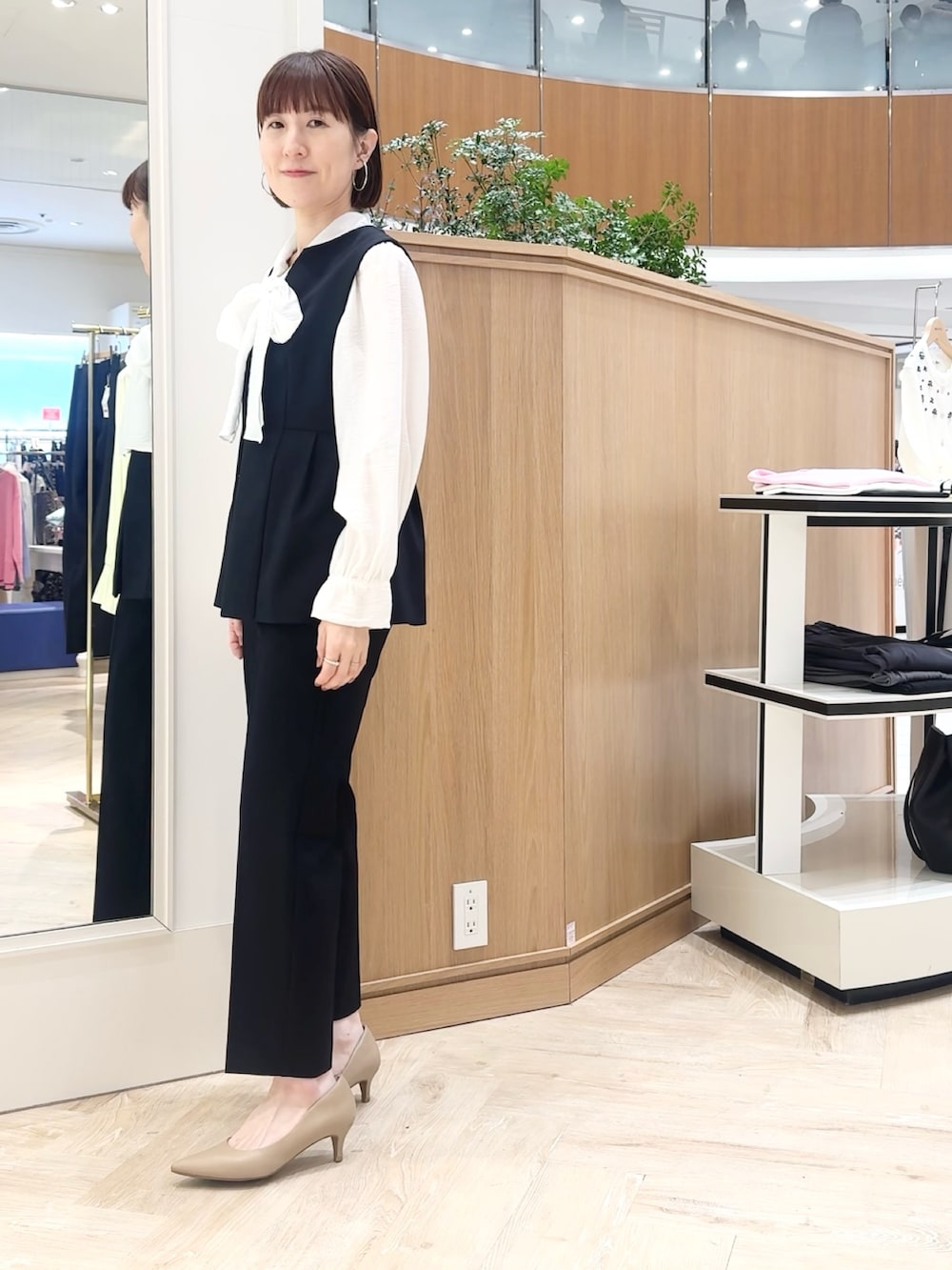 ブルー系のその他パンツ、ブルー系のベスト、ホワイト系のシャツ/ブラウスを着用したレディースの冬コーディネートの8枚目の写真