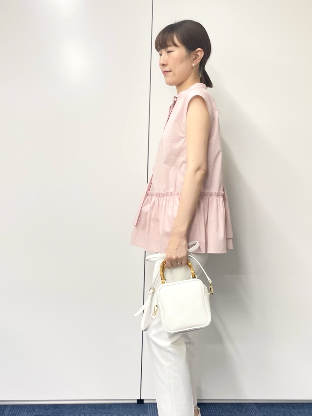 ホワイト系のサンダル、ピンク系のシャツ/ブラウス、ホワイト系のその他パンツを着用したレディースの春コーディネートの3枚目の写真