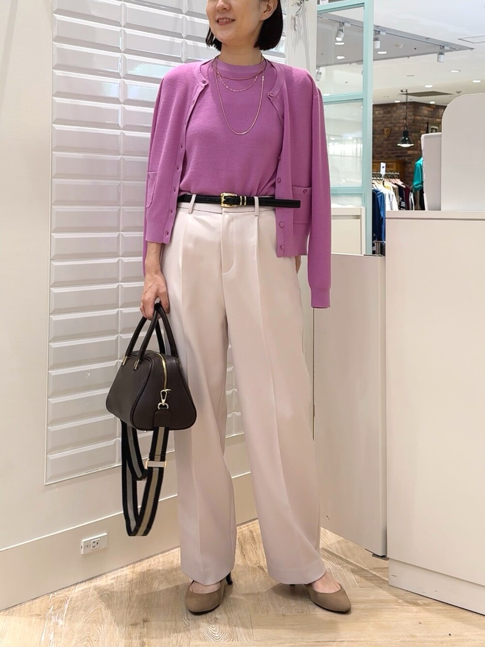 ブラウン系のショルダーバッグ、ピンク系のその他パンツ、ピンク系のニット/セーターを着用したレディースの秋コーディネートの4枚目の写真