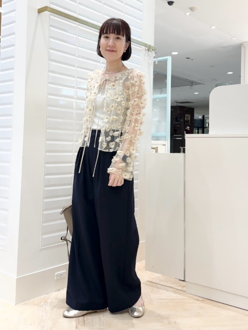 ブラウン系のショルダーバッグ、ホワイト系のシャツ/ブラウスを着用したレディースの秋コーディネートの7枚目の写真