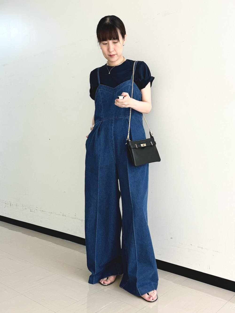 「デニム、デニムコーデ、デニムパンツ、サロペット、オールインワン、オールインワンサロペット、ワイドパンツ、ワントーン、Tシャツ、レイヤードスタイル、テーマパークコーデ、大人女子、オトナ女子」｜「NOLLEY’S SophiのW&W スムース Tシャツ（Tシャツ/カットソー、ブルー系）」を使った、yamaguchiさん（レディース・163cm）の夏コーディネートの7枚目の写真