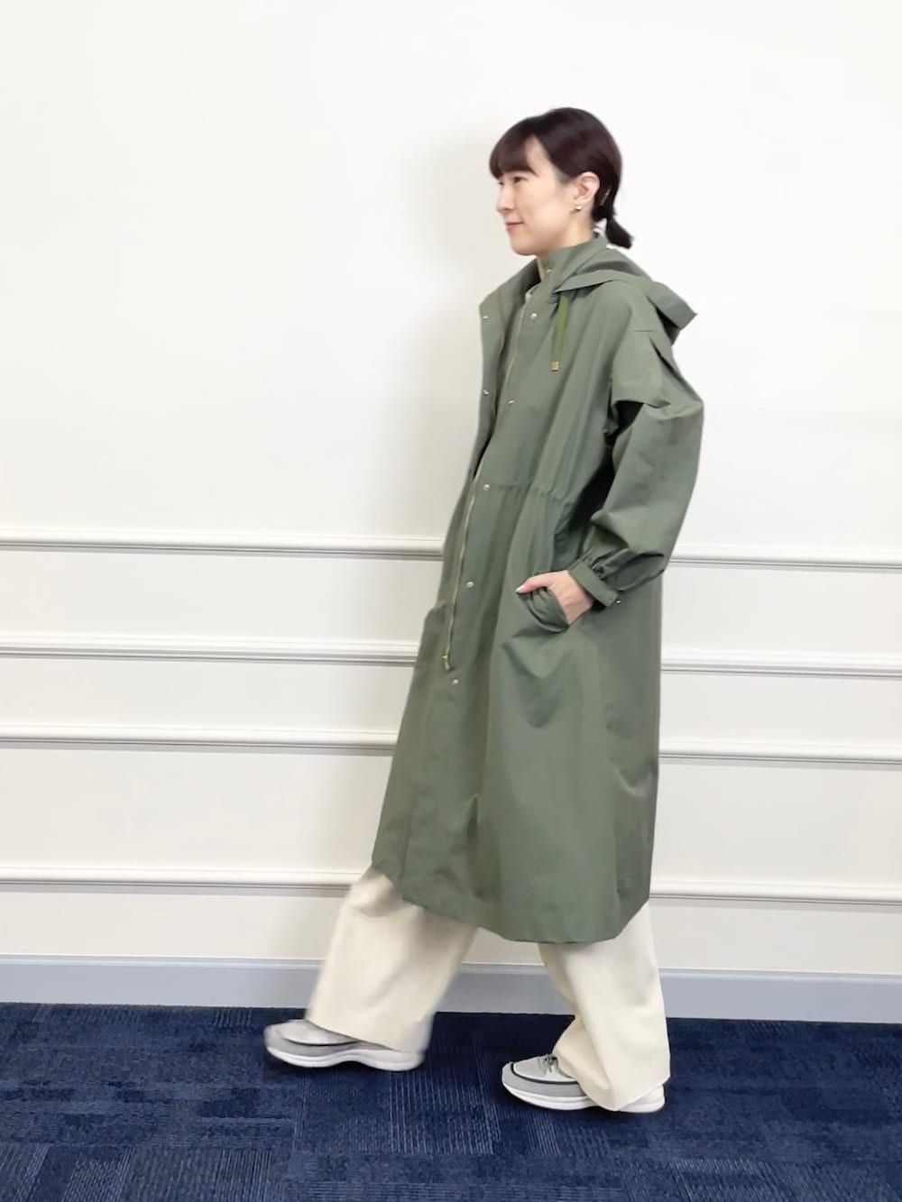 「カーキ、カーキアウター、パンツスタイル、ワイドパンツ、カジュアルコーデ、マンパ、モッズコート、撥水加工、シンプルコーデ、休日スタイル、フードコート、スニーカー、スニーカーコーデ」｜「NOLLEY’Sのウォッシャブルラメ2WAYショートVネックカーディガン（カーディガン/ボレロ、ゴールド系）」を使った、yamaguchiさん（レディース・163cm）の冬コーディネートの2枚目の写真