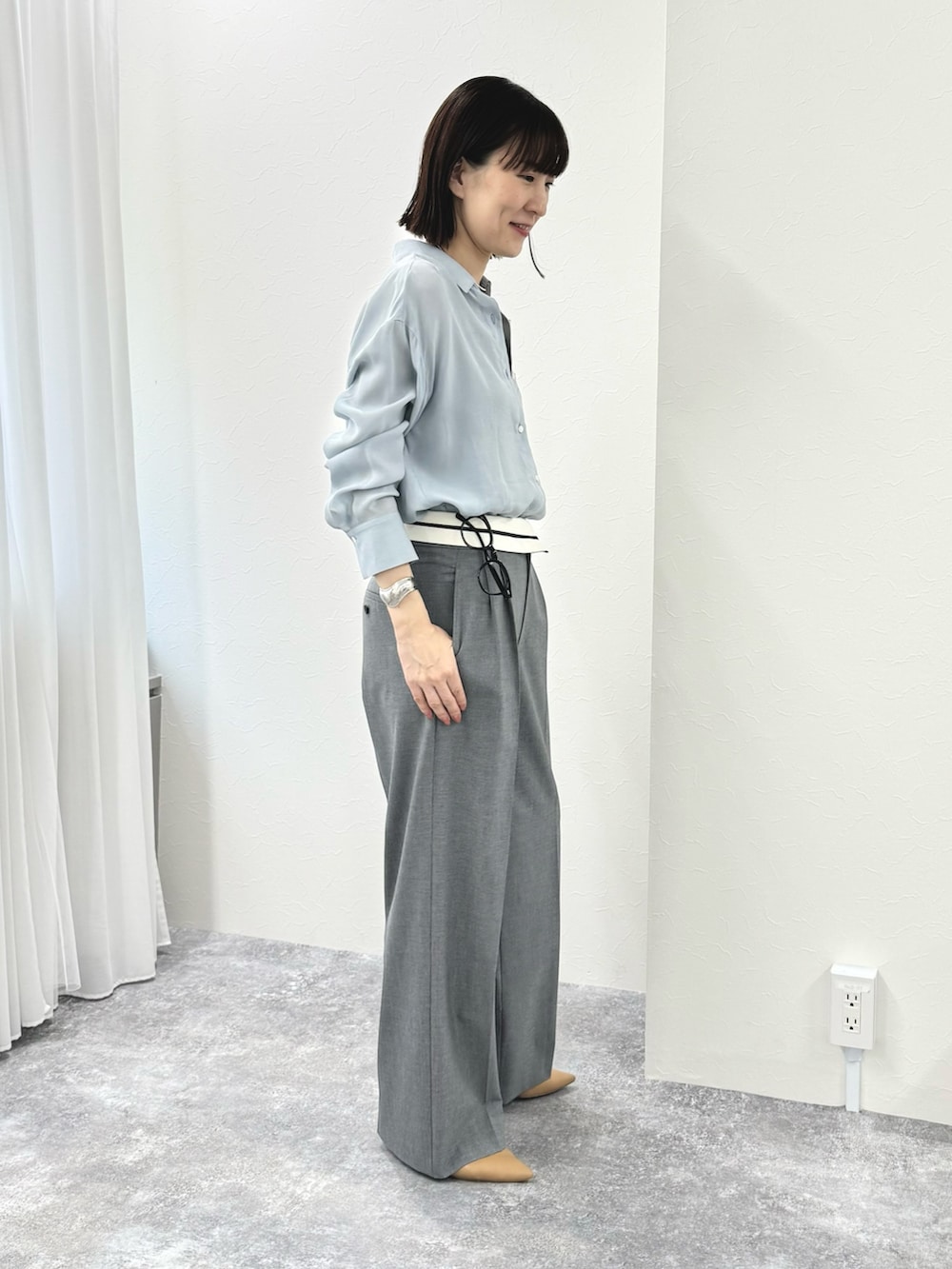 「シャツスタイル、シャツ、とろみシャツ、パンツスタイル、パンツコーデ、グレーパンツ、ウエストデザイン、折り返し、ワイドパンツ、きれいめカジュアル、初秋コーデ、骨格ナチュラル」|「NOLLEY’S Sophiのウォッシャブルウエスト折り返し2WAYワイドパンツ(その他パンツ、グレー系)」を使った、yamaguchiさん(レディース・163cm)の秋コーディネートの2枚目の写真