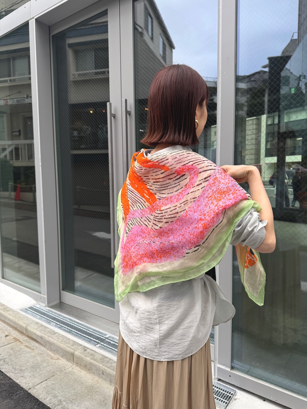 グレー系のシャツ/ブラウス、ブラウン系のタンクトップ、ブラウン系のサンダルを着用したレディースの春コーディネートの7枚目の写真