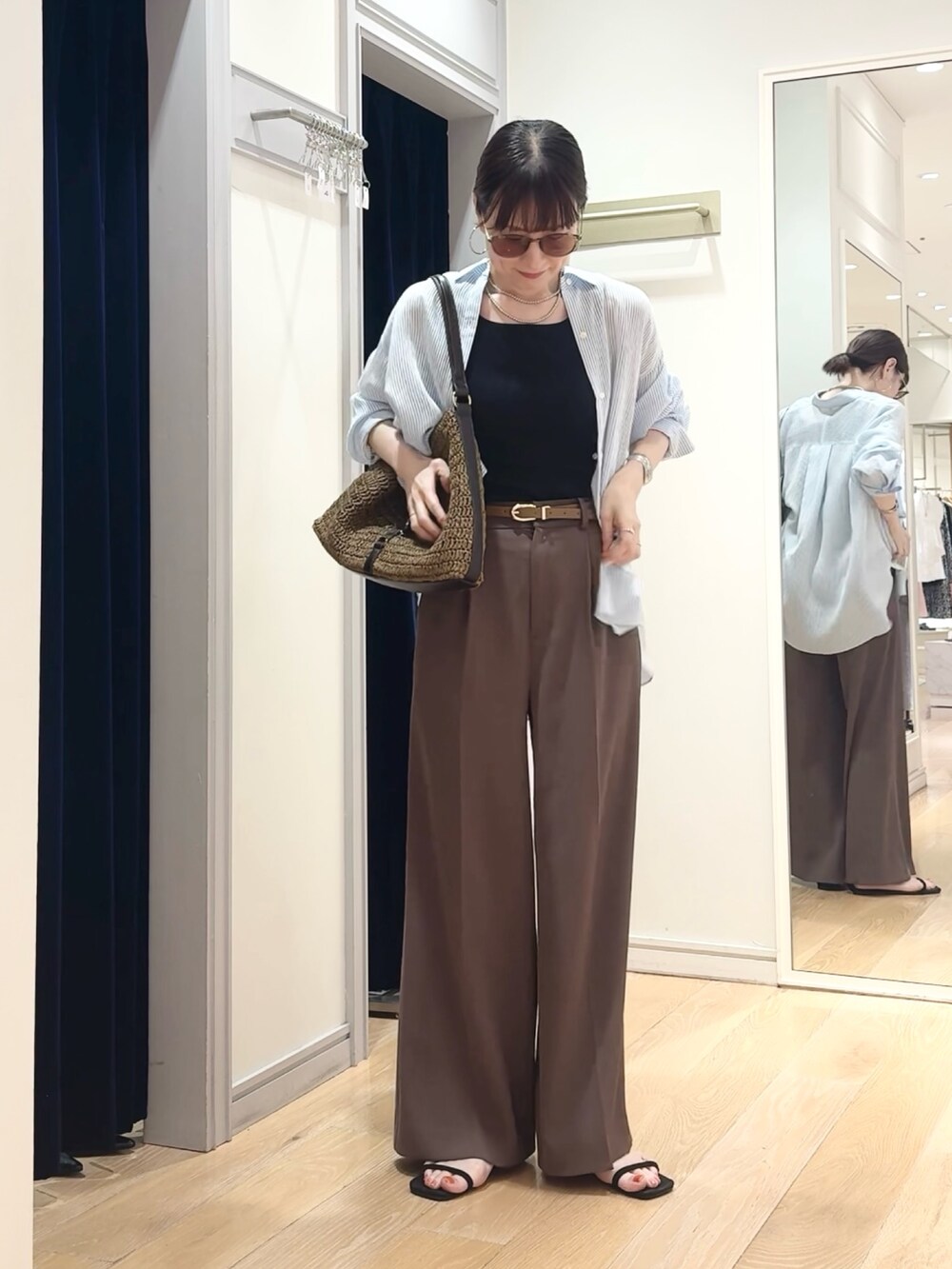 ブラウン系のその他パンツ、ブルー系のシャツ/ブラウス、ブラウン系のショルダーバッグを着用したレディースの夏コーディネートの5枚目の写真