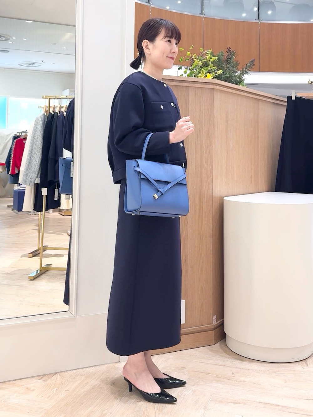 「シンプル、オトナ女子、通勤コーデ、セレモニーコーデ、大人ファッション、セットアップ、入学式、卒業式、オケージョン、スーツ、スーツスタイル、ネイビー、タイトスカート」｜「NOLLEY’Sのクロスベルトカブセバッグ（ショルダーバッグ、ブルー系）」を使った、yamaguchiさん（レディース・163cm）の冬コーディネートの4枚目の写真