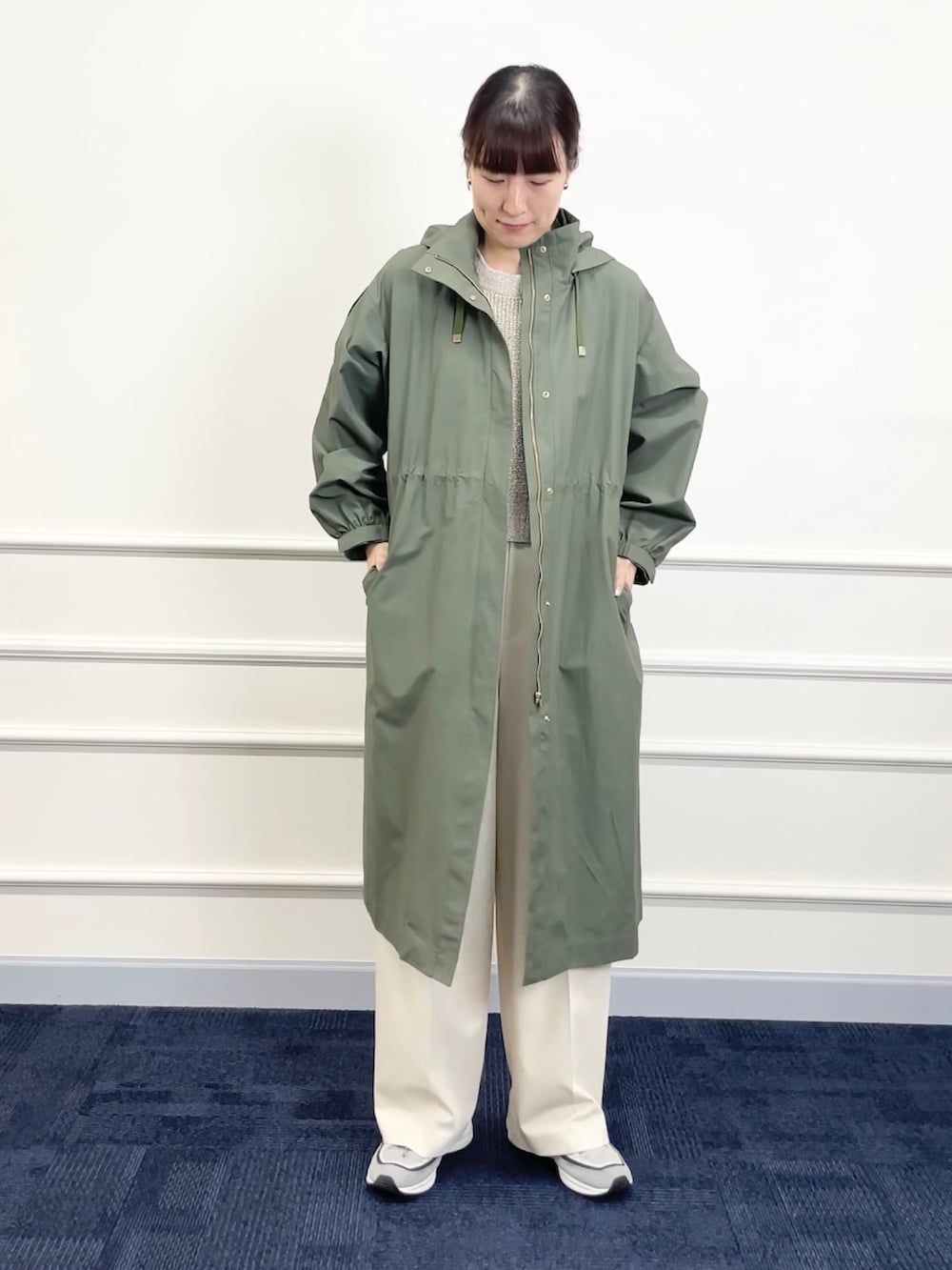 「カーキ、カーキアウター、パンツスタイル、ワイドパンツ、カジュアルコーデ、マンパ、モッズコート、撥水加工、シンプルコーデ、休日スタイル、フードコート、スニーカー、スニーカーコーデ」｜「NOLLEY’Sのウォッシャブルラメ2WAYショートVネックカーディガン（カーディガン/ボレロ、ゴールド系）」を使った、yamaguchiさん（レディース・163cm）の冬コーディネートの3枚目の写真