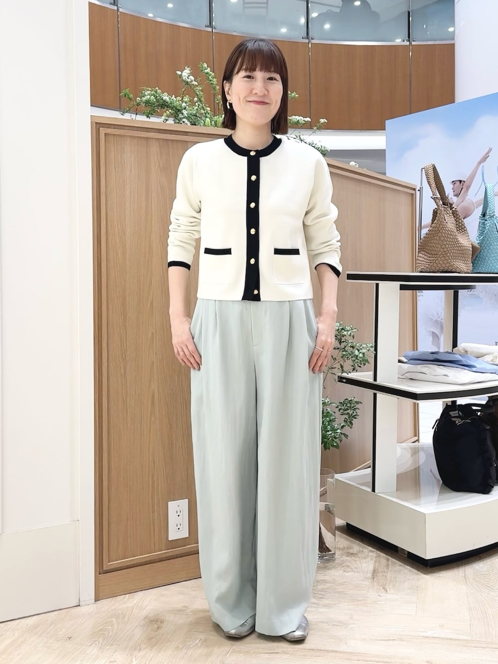 ブラウン系のショルダーバッグ、グリーン系のその他パンツ、ホワイト系のキャミソールを着用したレディースの春コーディネートの2枚目の写真