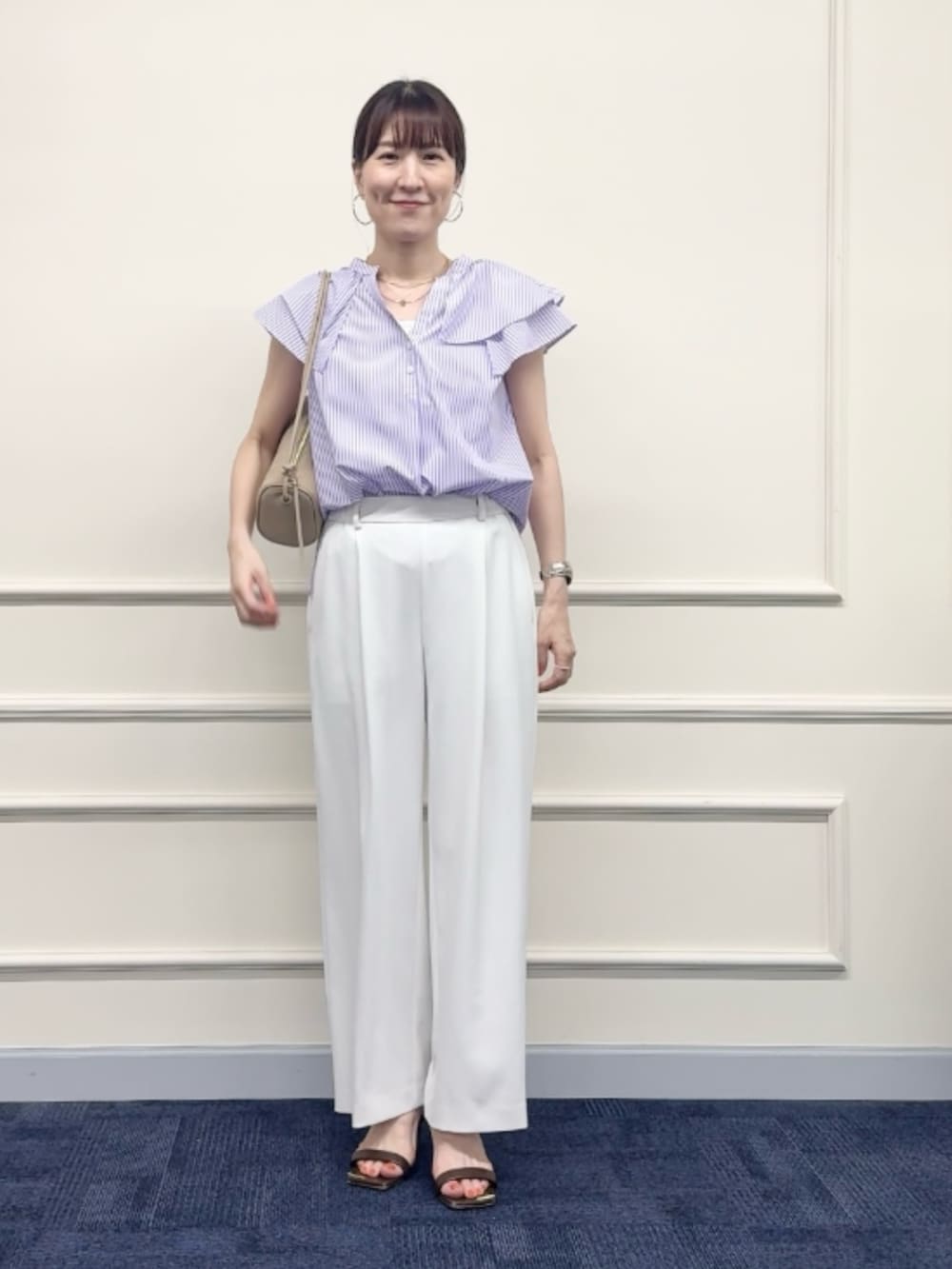 パープル系のシャツ/ブラウス、ベージュ系のショルダーバッグ、ホワイト系のその他パンツを着用したレディースの夏コーディネートの4枚目の写真