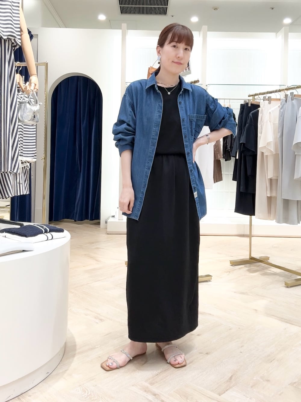 「デニムジャケット、デニムコーデ、デニム、デニムシャツ、シャツスタイル、シャツ、シャツコーデ、ブラックコーデ」｜「NOLLEY’Sの【松葉☆別注アイテム】《セットアップ対応》エアリージョーゼットイージータイトスカート（スカート、ブラック系）」を使った、yamaguchiさん（骨格ナチュラル・レディース・163cm）の夏コーディネートの7枚目の写真