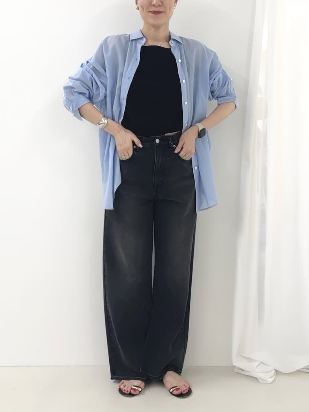 ブラック系のタンクトップ、ブルー系のシャツ/ブラウス、グレー系のデニムパンツを着用したレディースの夏コーディネートの7枚目の写真