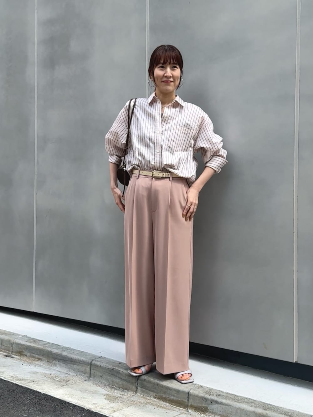 ピンク系のその他パンツ、ブラウン系のショルダーバッグ、ピンク系のシャツ/ブラウスを着用したレディースの春コーディネートの3枚目の写真