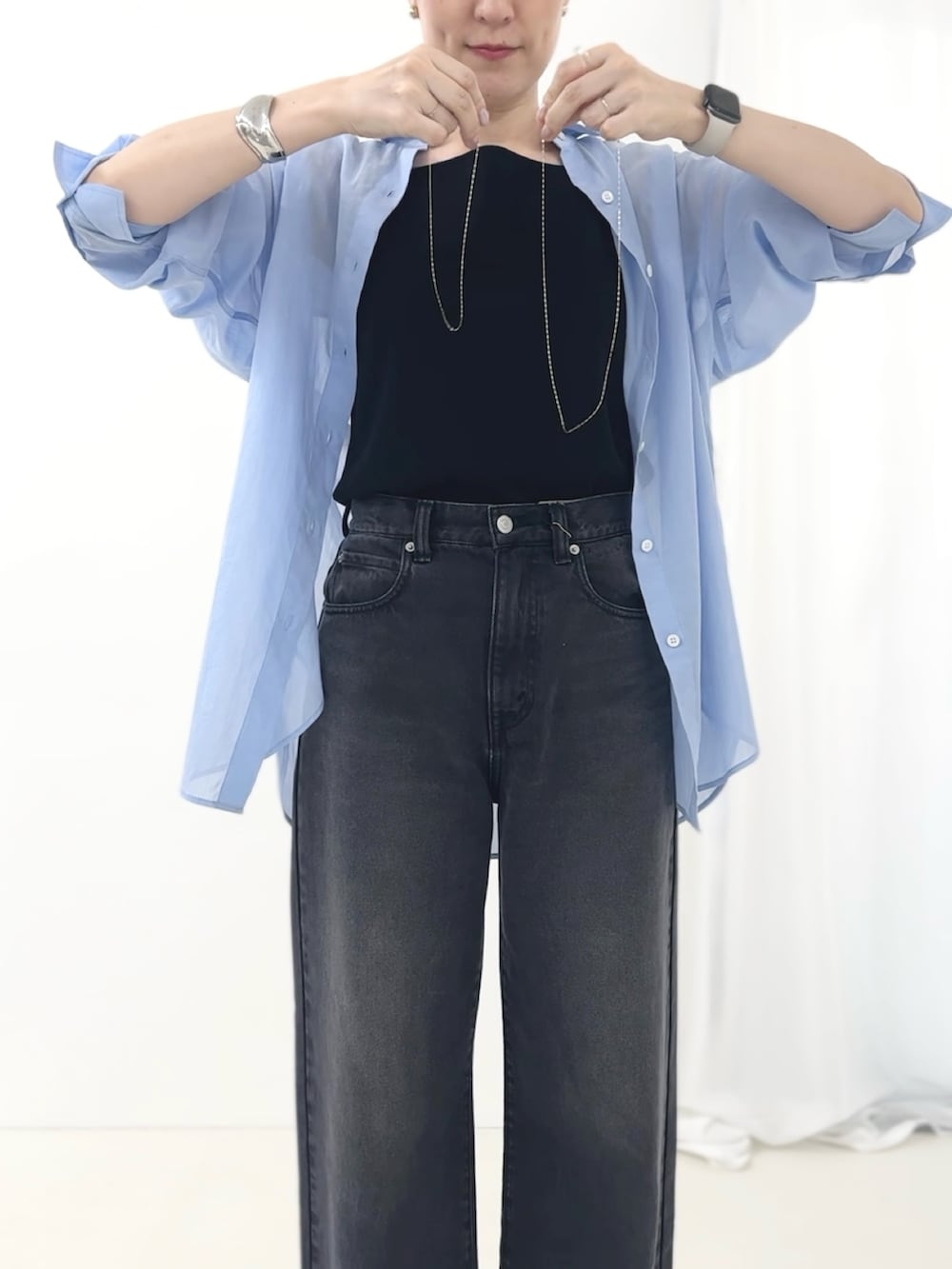 ブラック系のタンクトップ、ブルー系のシャツ/ブラウス、グレー系のデニムパンツを着用したレディースの夏コーディネートの3枚目の写真