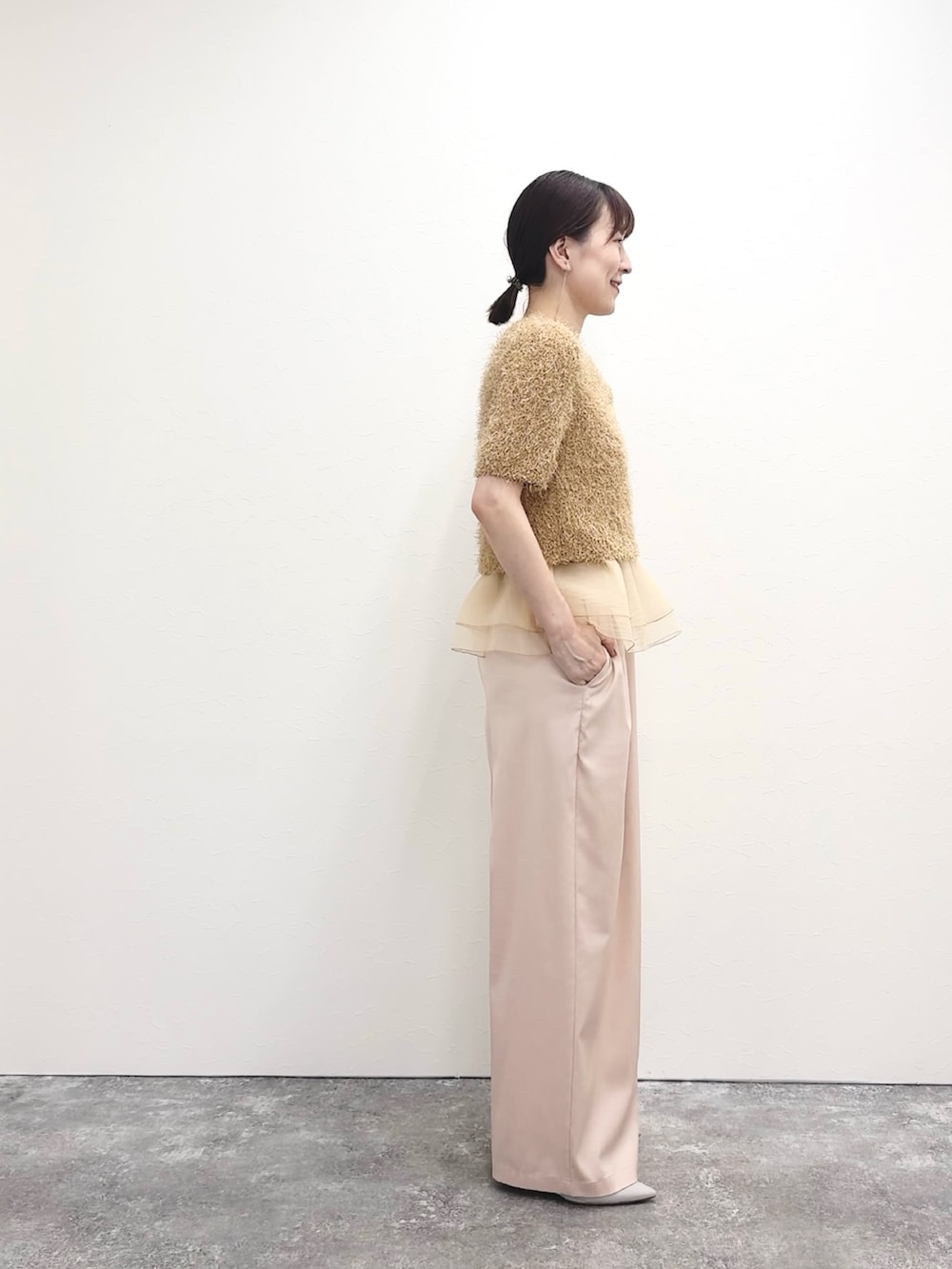 イエロー系のニット/セーター、ピンク系のその他パンツを着用したレディースの秋コーディネートの5枚目の写真
