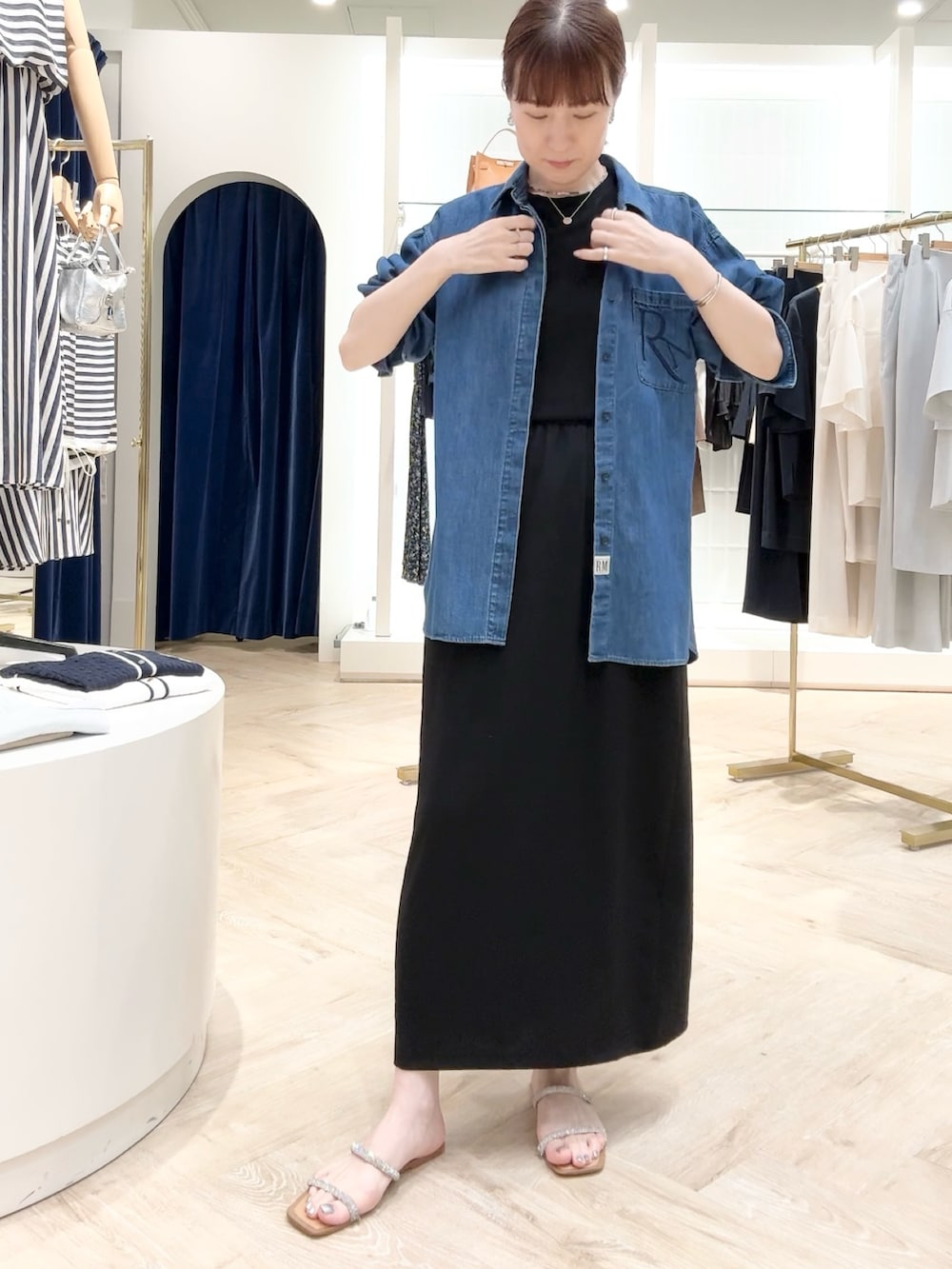「デニムジャケット、デニムコーデ、デニム、デニムシャツ、シャツスタイル、シャツ、シャツコーデ、ブラックコーデ」｜「NOLLEY’Sの【松葉☆別注アイテム】《セットアップ対応》エアリージョーゼットイージータイトスカート（スカート、ブラック系）」を使った、yamaguchiさん（骨格ナチュラル・レディース・163cm）の夏コーディネートの5枚目の写真