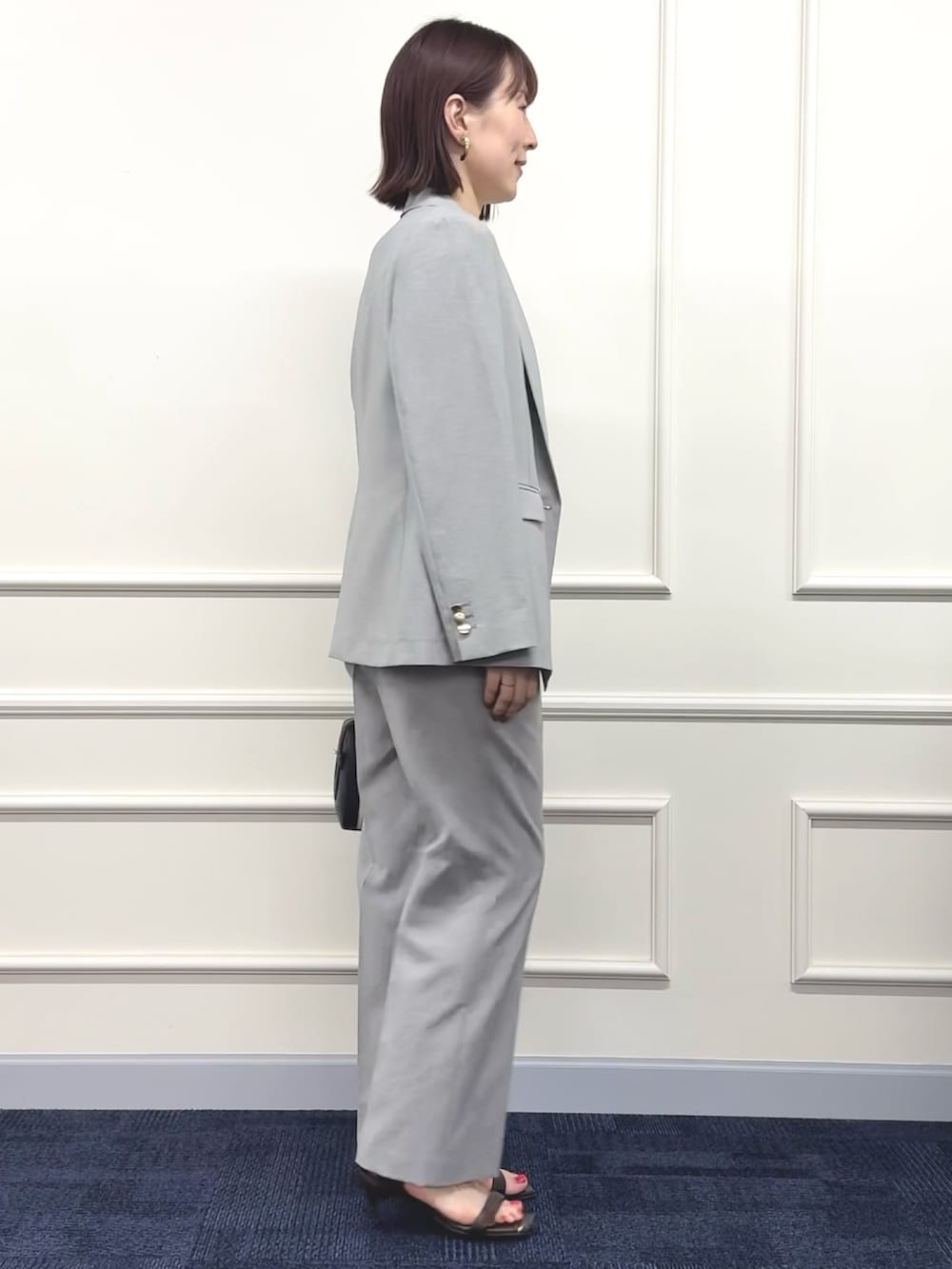 ブラック系のボストンバッグ、グレー系のその他パンツ、ホワイト系のTシャツ/カットソーを着用したレディースの春コーディネートの8枚目の写真