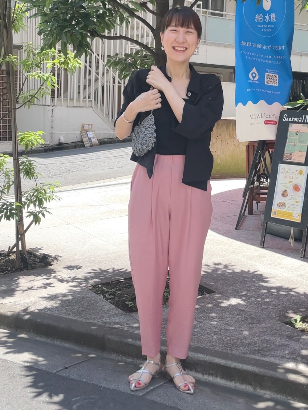 シルバー系のサンダル、ブラック系のシャツ/ブラウス、ピンク系のその他パンツを着用したレディースの夏コーディネートの3枚目の写真