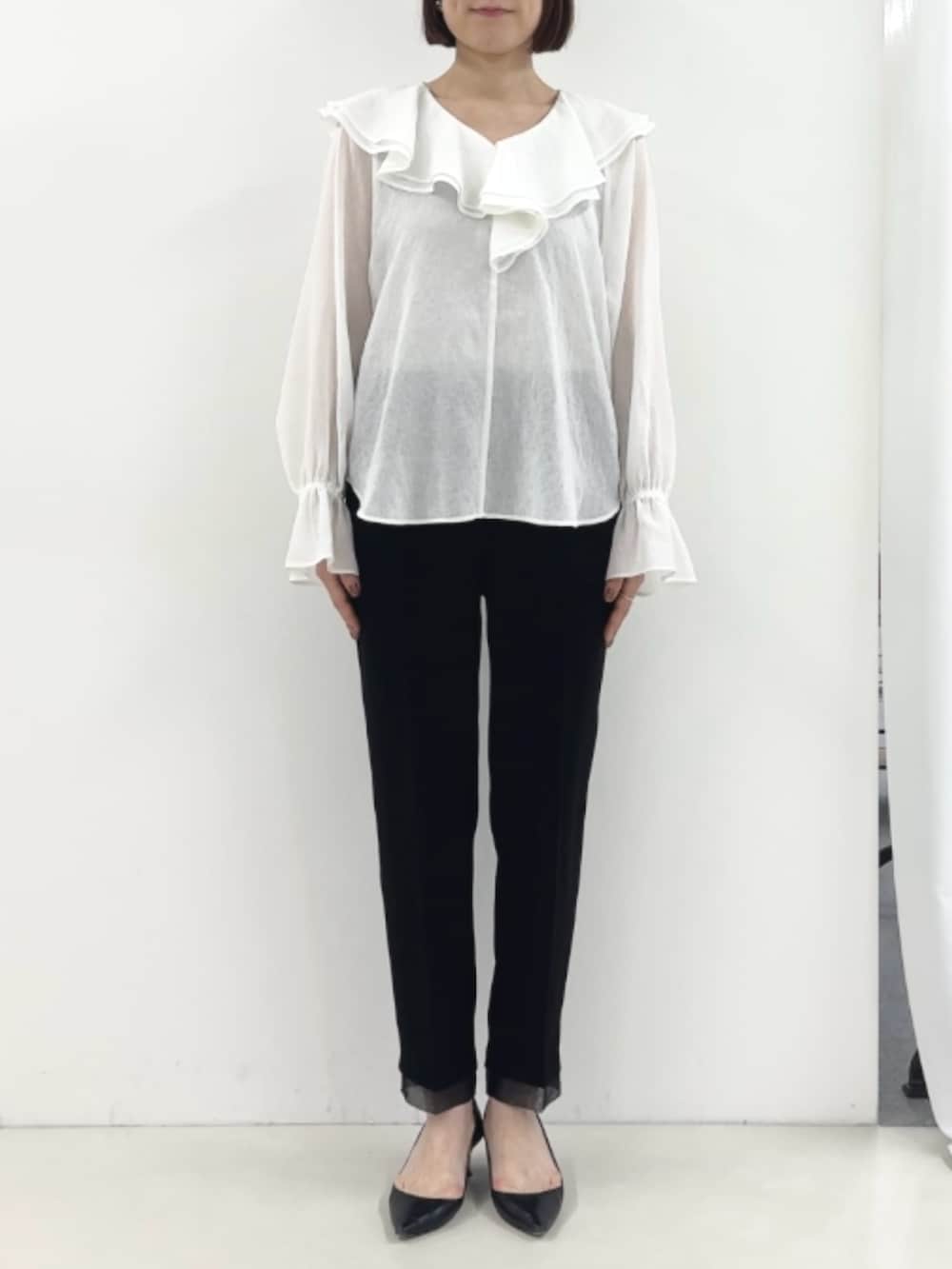 ブラック系のその他パンツ、ホワイト系のシャツ/ブラウスを着用したレディースの冬コーディネートの6枚目の写真