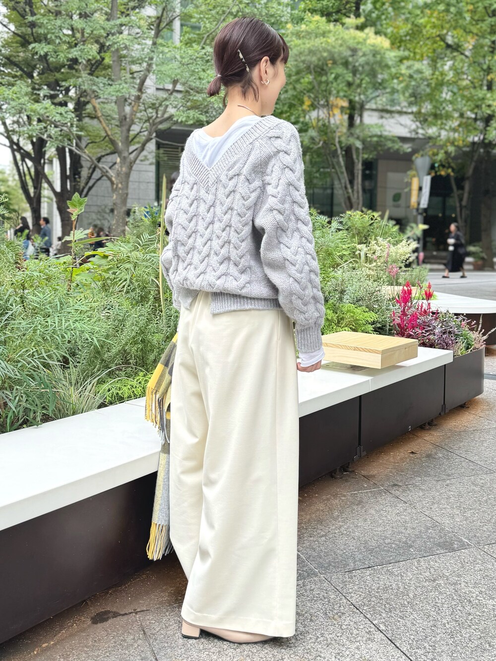 「ケーブルニット、ケーブル編み、ニット、ラメニット、グレー、ワイドパンツ、白パンツ、マフラー、マフラーぐるぐる、マフラーコーデ、チェック、おしゃ見えテクニック、モノトーン、休日スタイル、ゆるコーデ」｜「NOLLEY’Sの◇【WEB限定】ラメケーブル両Vネックプルオーバーニット（ニット/セーター、グレー系）」を使った、yamaguchiさん（レディース・163cm）の秋コーディネートの6枚目の写真