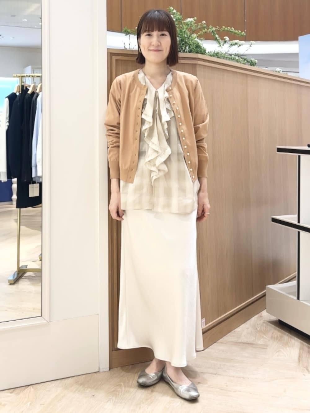 イエロー系のカーディガン/ボレロ、ホワイト系のシャツ/ブラウス、ベージュ系のショルダーバッグを着用したレディースの春コーディネートの3枚目の写真