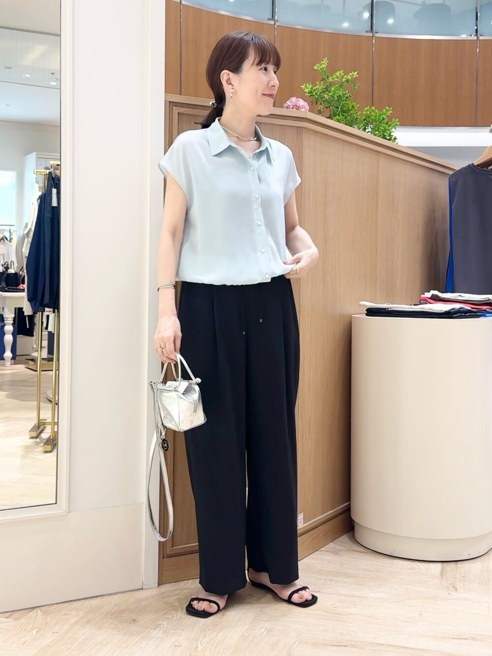 シルバー系のショルダーバッグ、ブラック系のその他パンツ、グリーン系のシャツ/ブラウスを着用したレディースの夏コーディネートの4枚目の写真