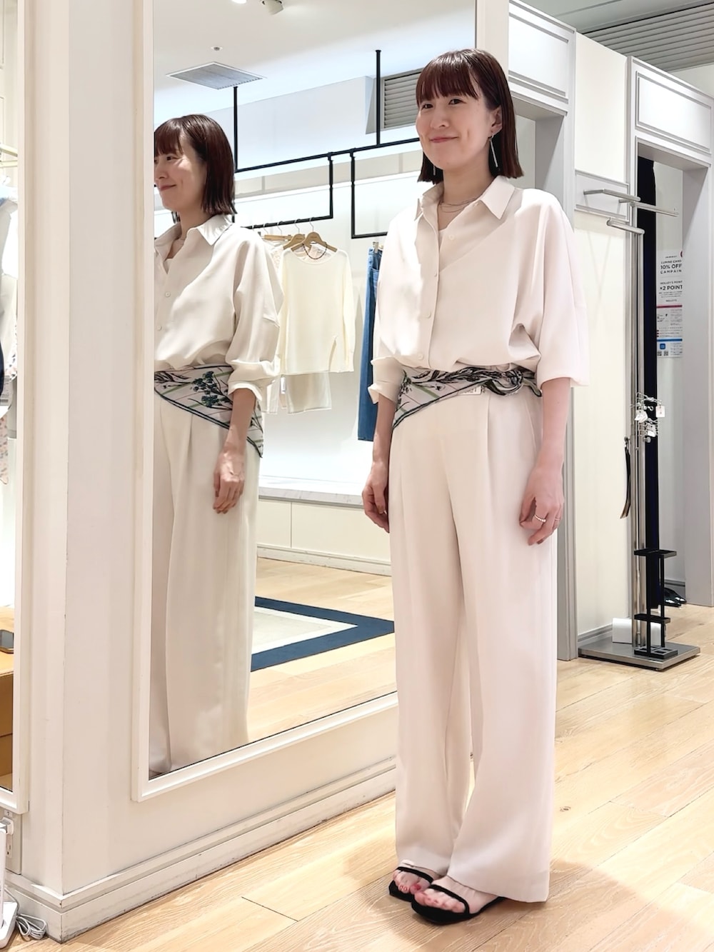 ホワイト系のシャツ/ブラウス、ホワイト系のキャミソール、ホワイト系のその他パンツを着用したレディースの春コーディネートの7枚目の写真