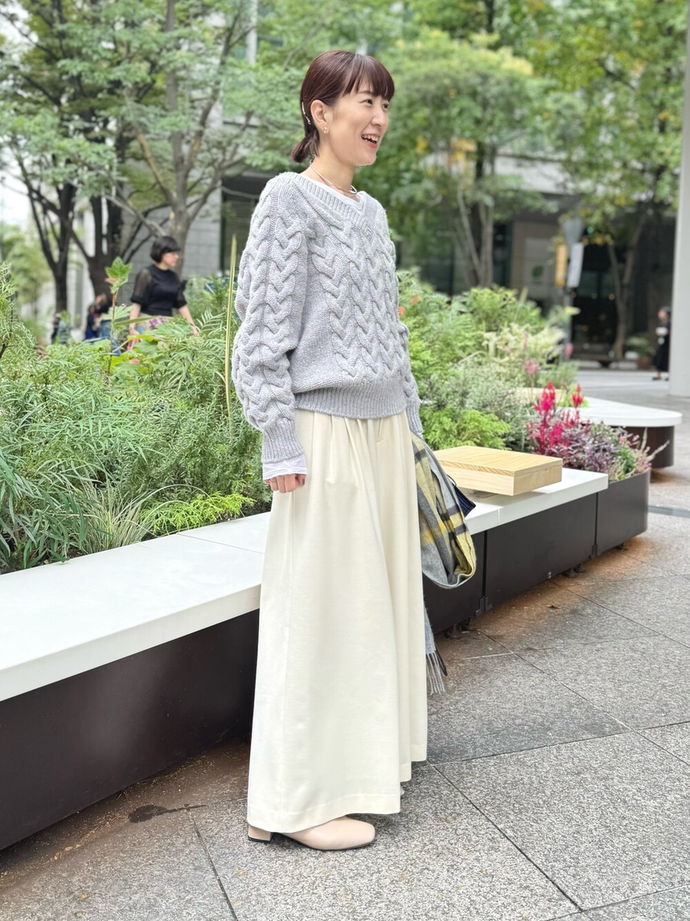 「ケーブルニット、ケーブル編み、ニット、ラメニット、グレー、ワイドパンツ、白パンツ、マフラー、マフラーぐるぐる、マフラーコーデ、チェック、おしゃ見えテクニック、モノトーン、休日スタイル、ゆるコーデ」｜「NOLLEY’Sの◇【WEB限定】ラメケーブル両Vネックプルオーバーニット（ニット/セーター、グレー系）」を使った、yamaguchiさん（レディース・163cm）の秋コーディネートの5枚目の写真