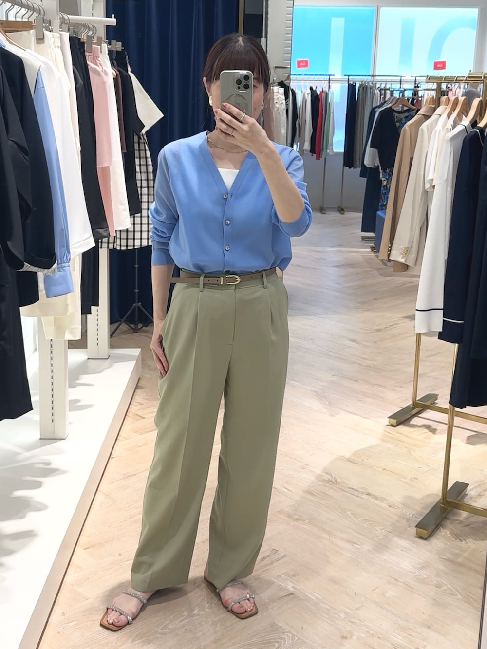 「カーディガン、カーディガンコーデ、シアー、シアートップス、シアーニット、ワイドパンツ、パンツスタイル、パンツ、パンツコーデ、夏服、夏服コーデ、お仕事コーデ、ブルーコーデ、ブルべ夏」|「NOLLEY’Sの【PR林☆別注カラーあり】ウォッシャブルツイルストレッチ愛されワイドパンツ(その他パンツ、グリーン系)」を使った、yamaguchiさん(レディース・163cm)の春コーディネートの7枚目の写真