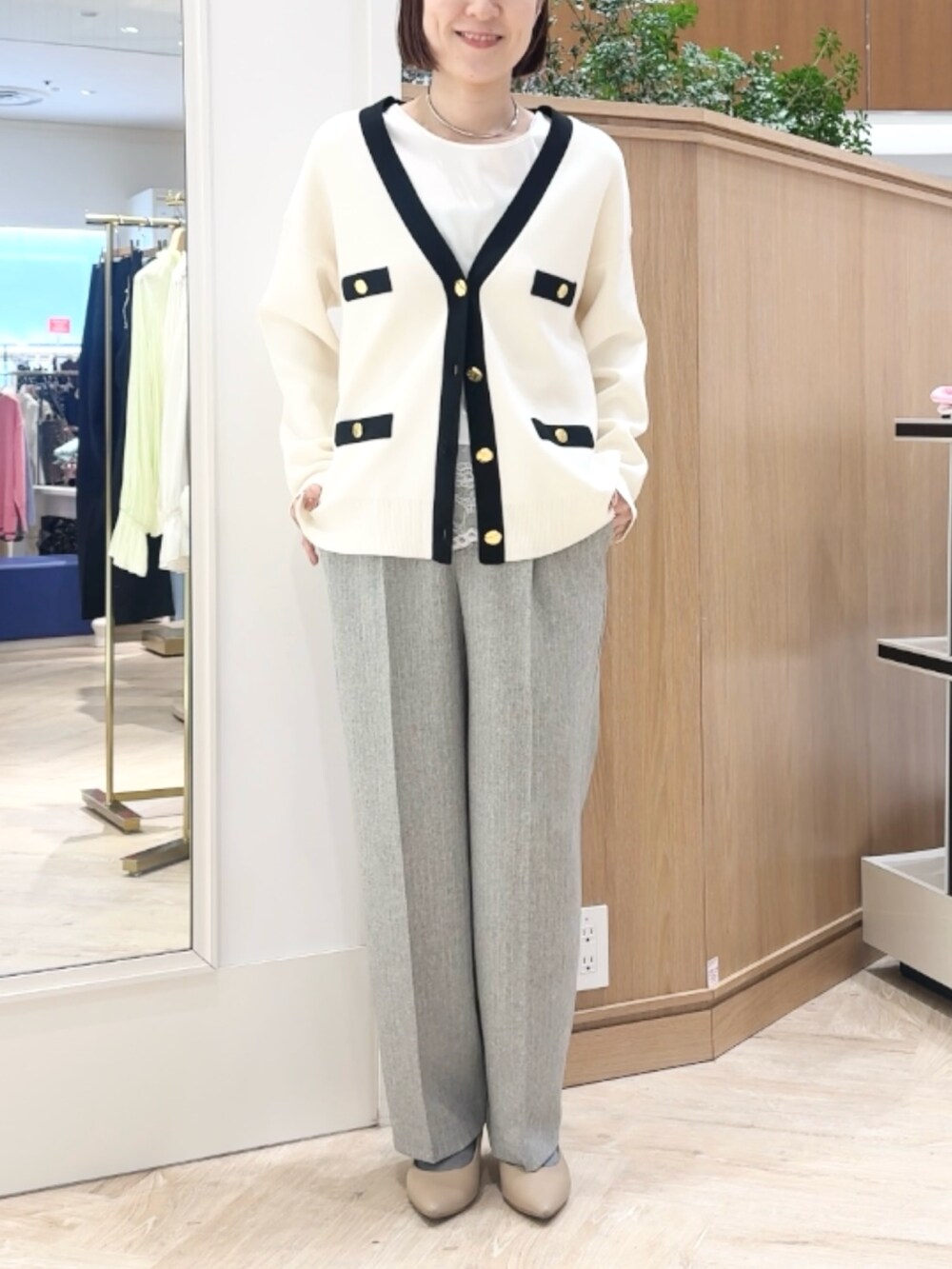 グレー系のその他パンツ、ホワイト系のシャツ/ブラウス、ホワイト系のカーディガン/ボレロを着用したレディースの冬コーディネートの2枚目の写真