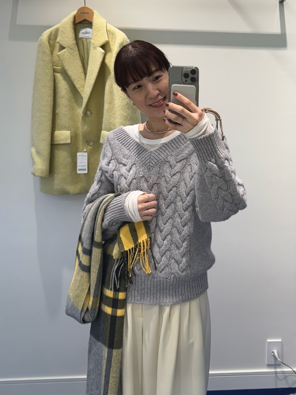 「ケーブルニット、ケーブル編み、ニット、ラメニット、グレー、ワイドパンツ、白パンツ、マフラー、マフラーぐるぐる、マフラーコーデ、チェック、おしゃ見えテクニック、モノトーン、休日スタイル、ゆるコーデ」｜「NOLLEY’Sの◇【WEB限定】ラメケーブル両Vネックプルオーバーニット（ニット/セーター、グレー系）」を使った、yamaguchiさん（レディース・163cm）の秋コーディネートの8枚目の写真